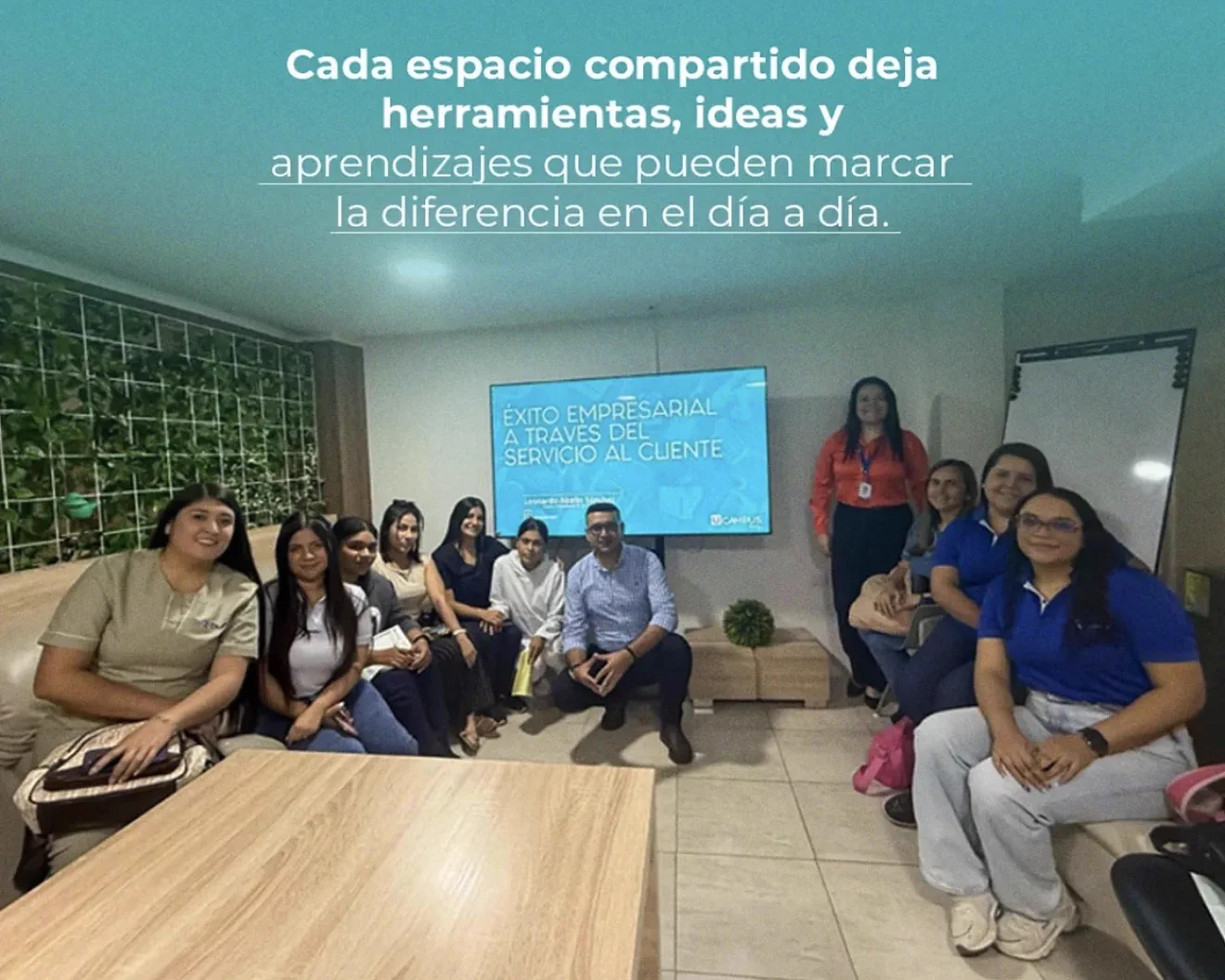 Equipo compartiendo una sesión de aprendizaje y reflexión
