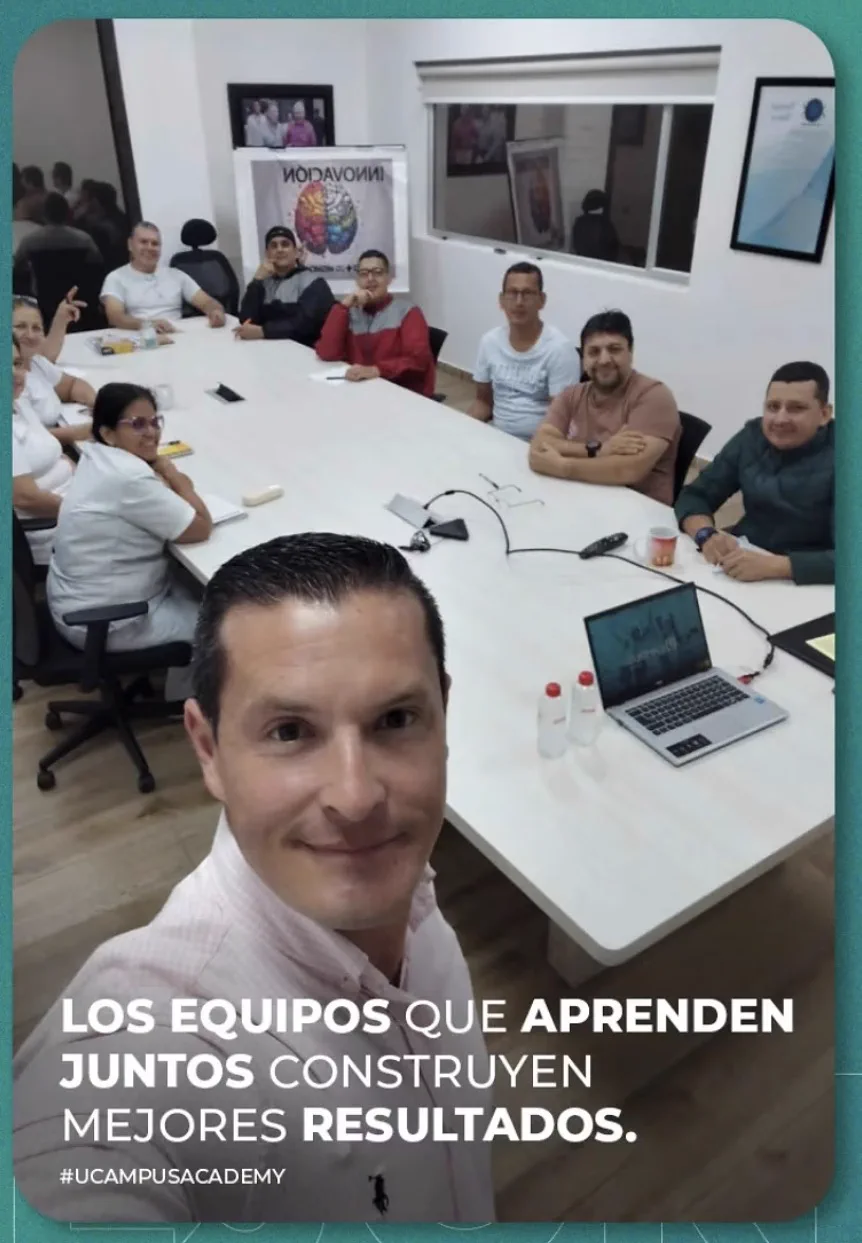 Equipo de colaboradores reunido durante una experiencia empresarial