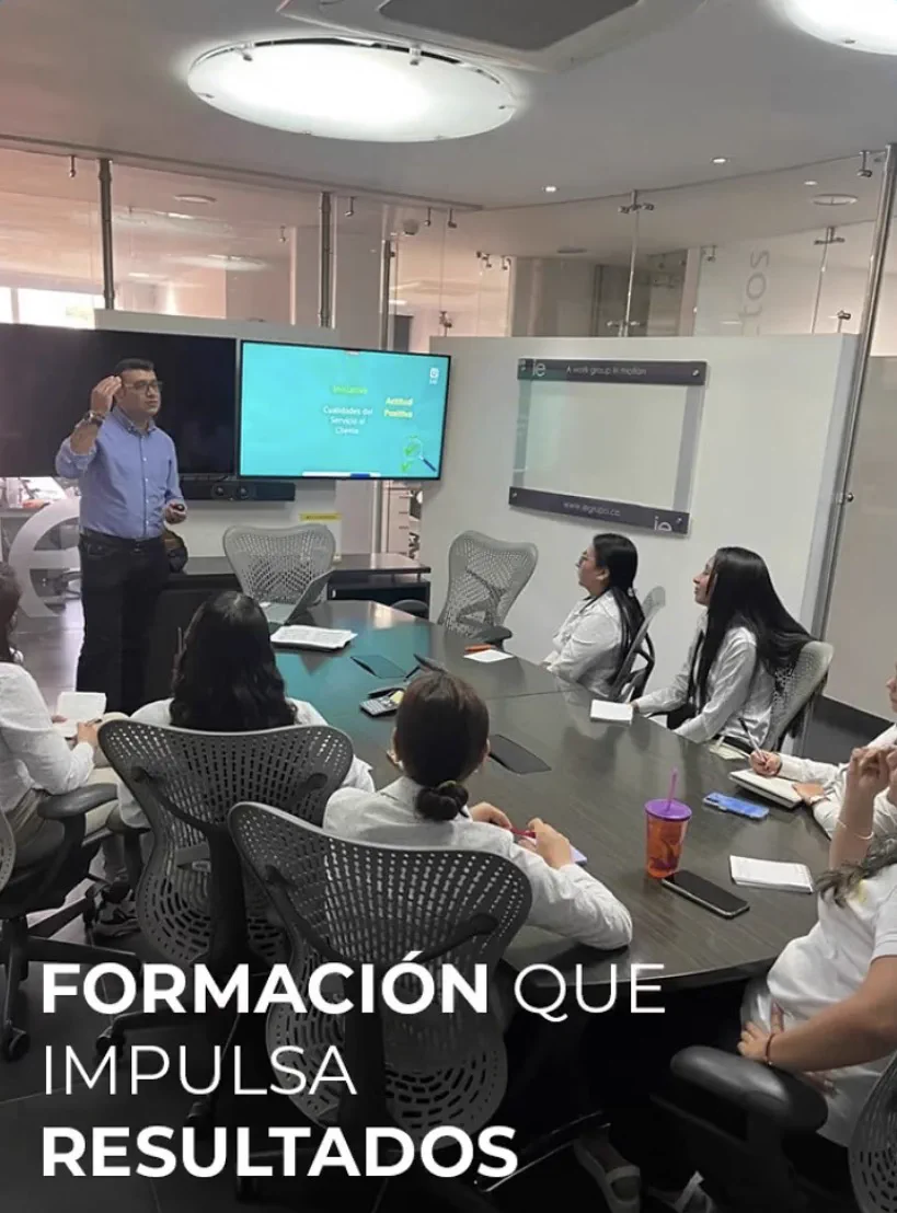 Equipo reunido en una sesión de trabajo y colaboración