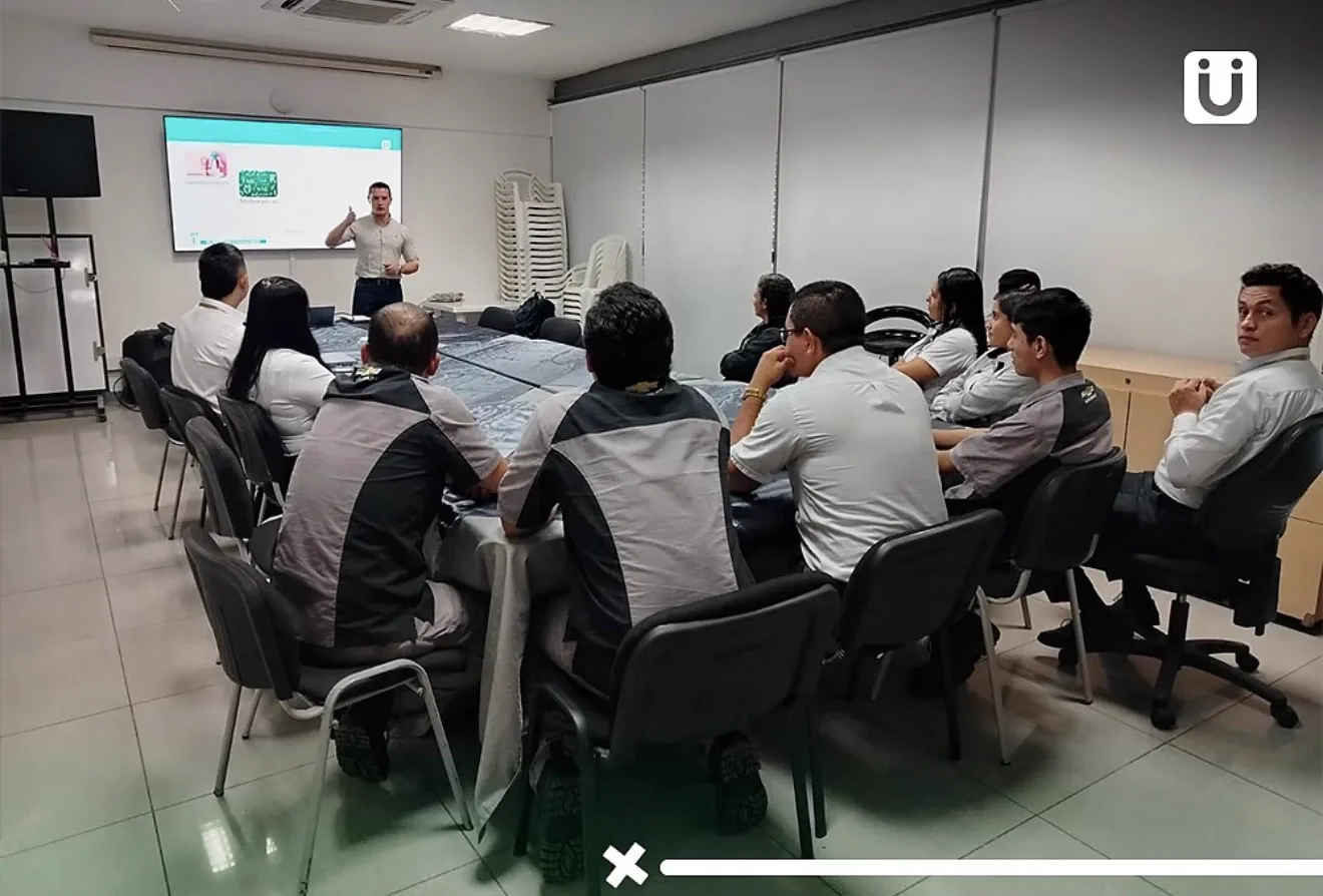 Colaboradores participando en una capacitación empresarial