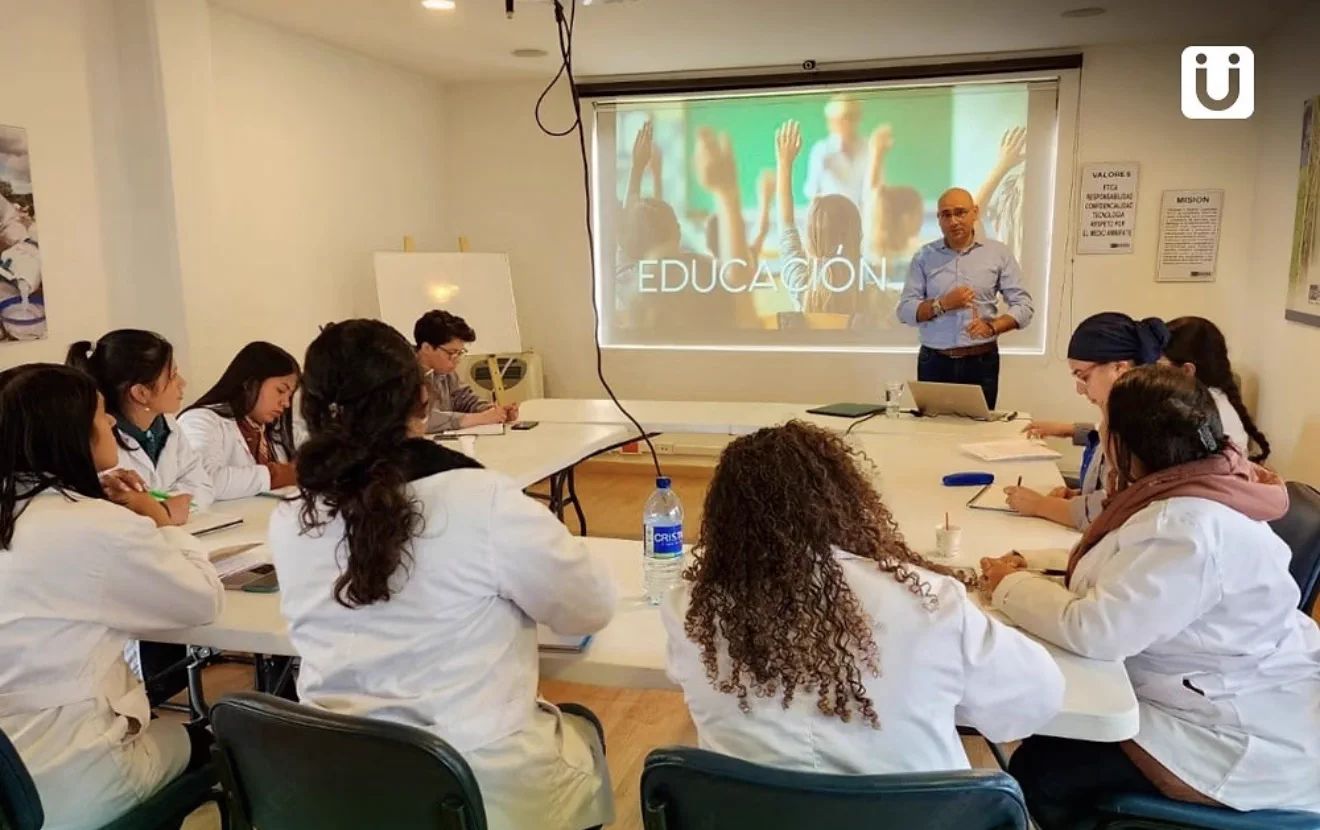 Capacitador de U Campus Academy durante una sesión