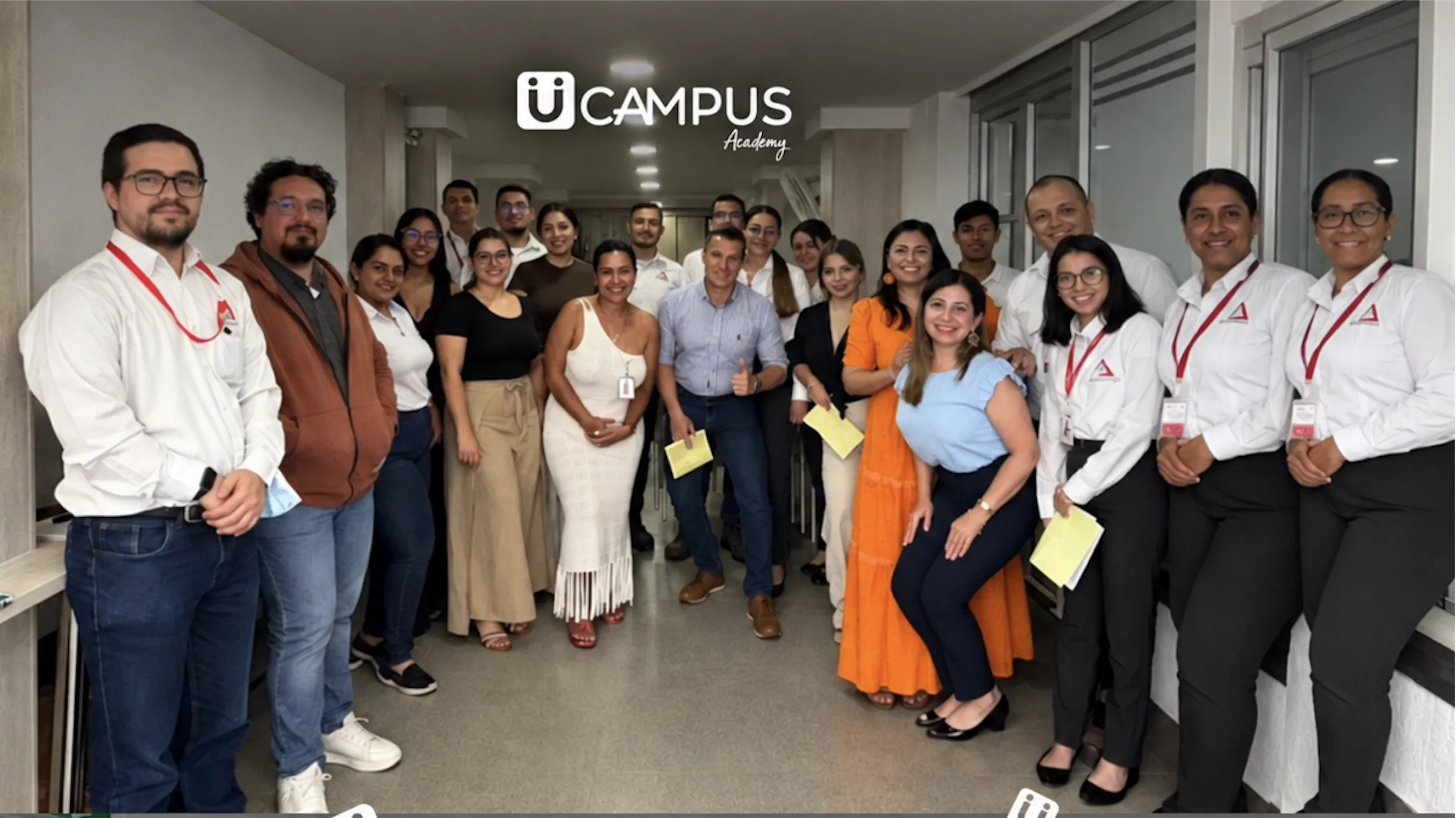 Equipo de U Campus Academy reunido